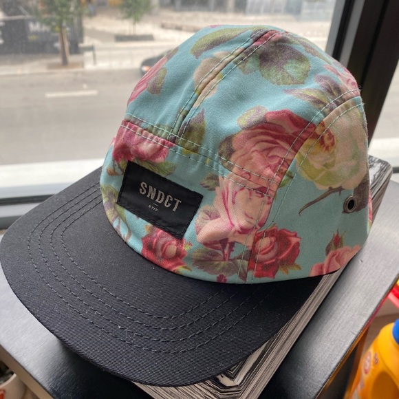 Floral strapback hat - Picture 3 of 5